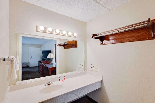 Days Inn by Wyndham Bay City image 8