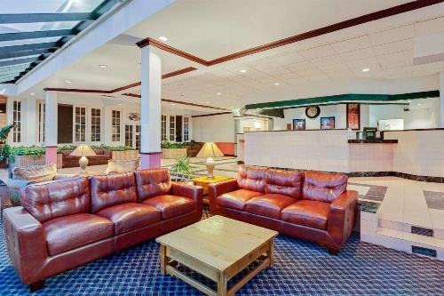 Days Inn by Wyndham Bay City image 9