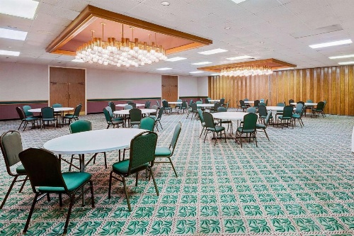Days Inn by Wyndham Bay City image 10