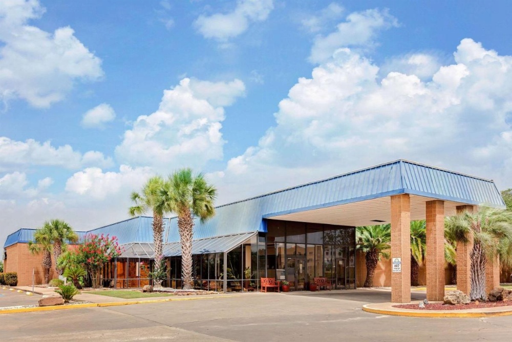 Days Inn by Wyndham Bay City Image 11