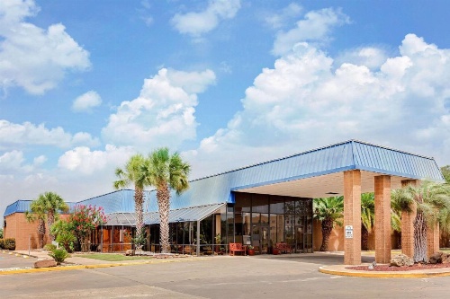 Days Inn by Wyndham Bay City image 11