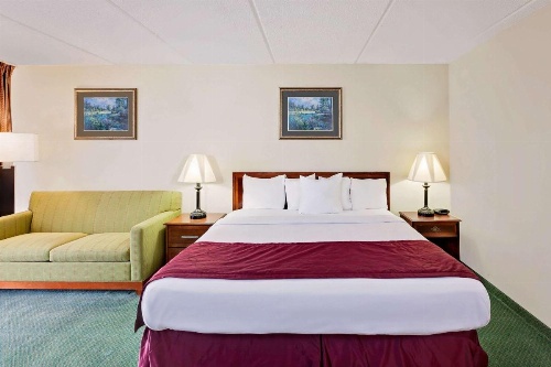 Days Inn by Wyndham Bay City image 3