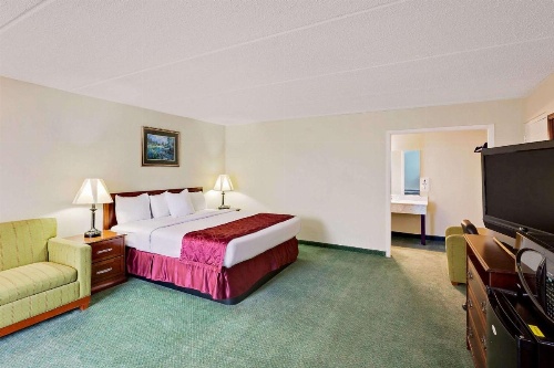 Days Inn by Wyndham Bay City image 6